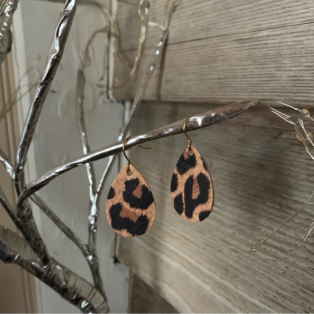 Cheetah print teardrop shape earrings